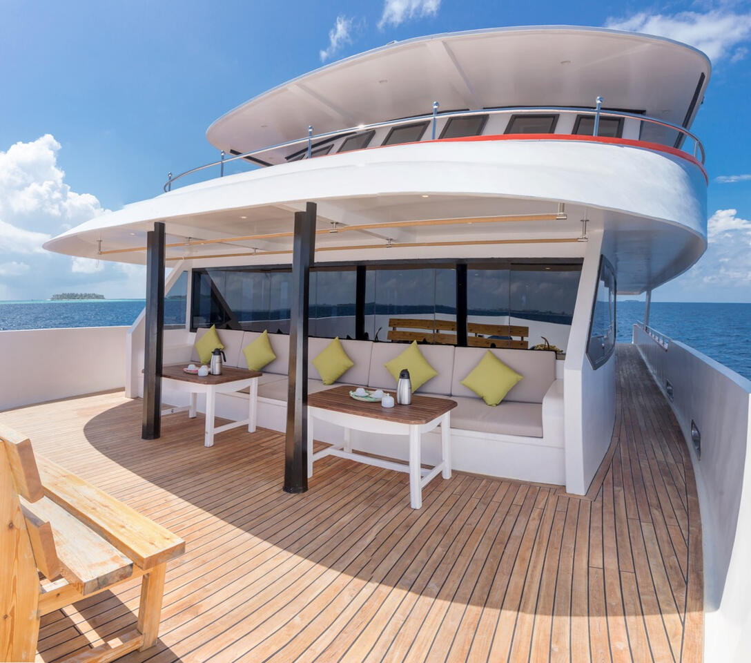 Haira - Front deck